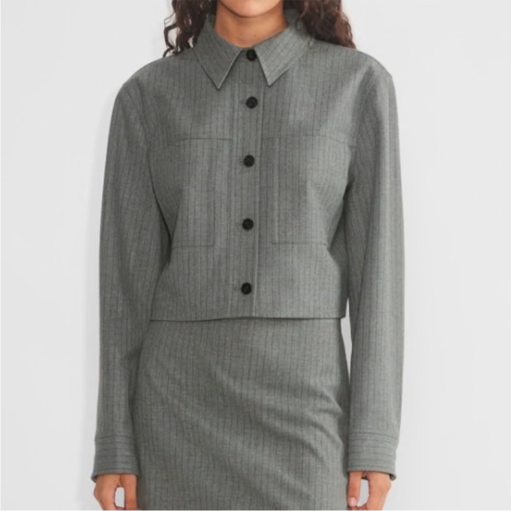 Aritzia Wilfred- Little Cropped
Jacket- Size:small color Dark Grey/Coal Grey